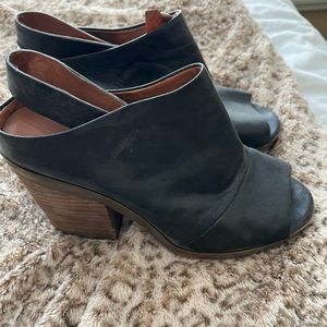Women’s lucky brand black block heel open toe shoe size 7.5.